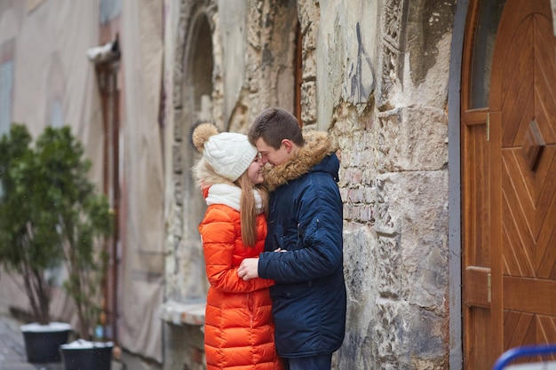 Jeune couple heureux en amour en plein air