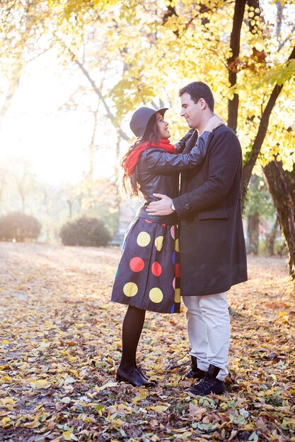 Jeune couple heureux dans le parc s'amusant