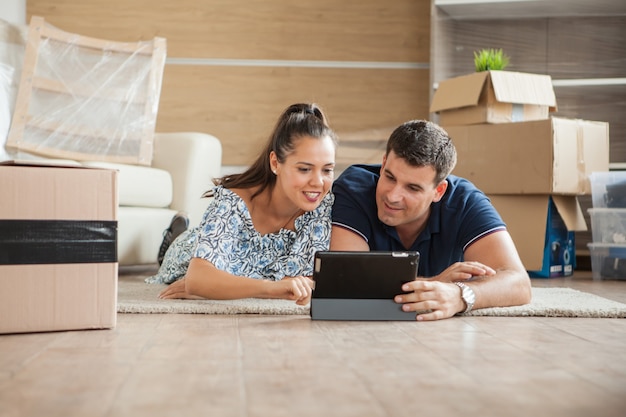 Jeune couple heureux dans sa nouvelle maison. Couple parle de l'avenir.