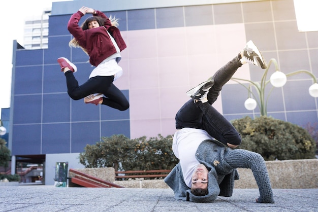 Jeune couple heureux dansant dans la rue