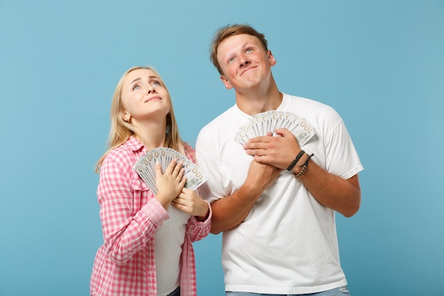 Jeune couple heureux deux amis gars et femme en t-shirts roses blancs posant