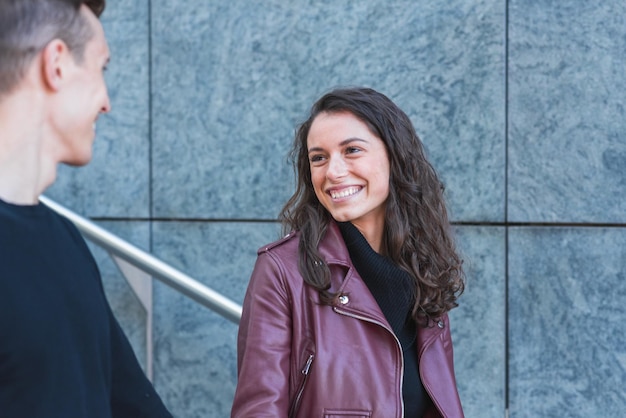 Jeune couple heureux, elle le regarde en souriant Concept d'amour Style de vie insouciant et heureux