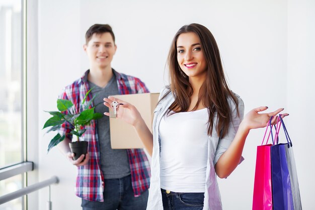 Jeune couple heureux emménager dans leur nouvelle maison.