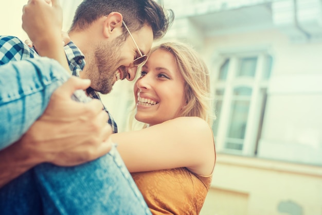 Jeune couple heureux, étreindre, et, rire