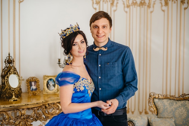 Jeune couple heureux à l'intérieur royal