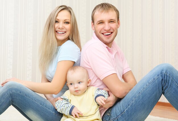 Un jeune couple heureux à la maison