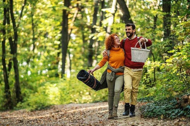 Jeune couple heureux marchant dans la nature