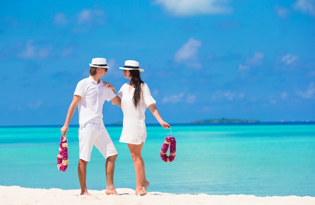 Jeune couple heureux sur la plage blanche en vacances d&#39;été