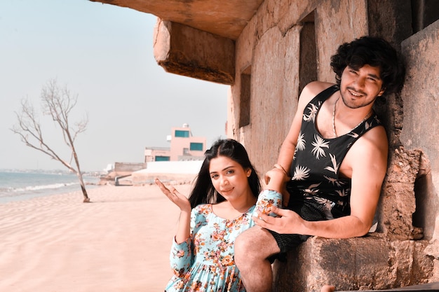 jeune couple heureux sur la plage modèle pakistanais indien