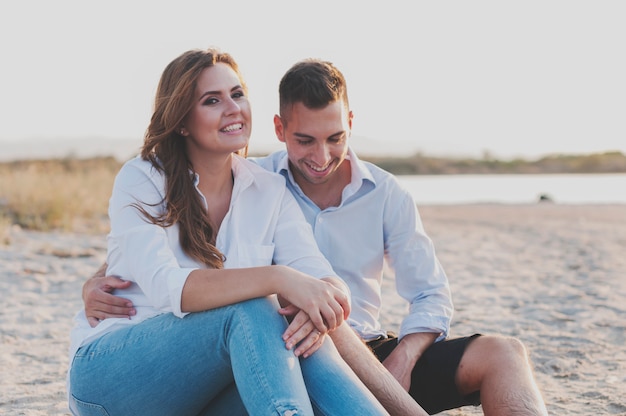 Jeune couple heureux sur la plage