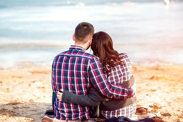 Jeune couple heureux en plein air sur la plage