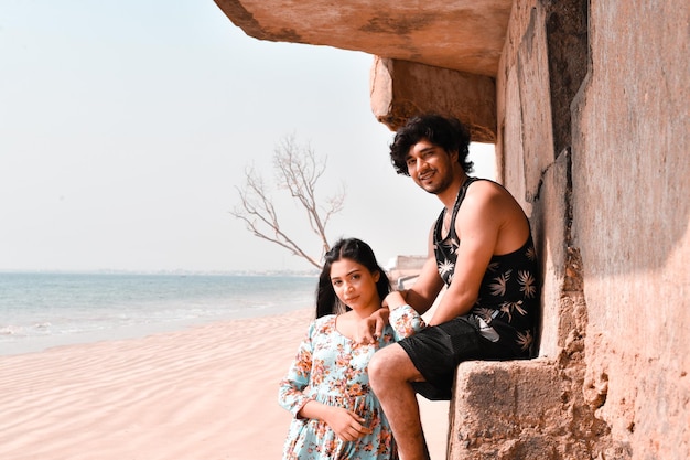 jeune couple heureux pose avant se sentant choqué à la plage modèle pakistanais indien