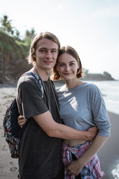 Jeune couple heureux s'amuser sur la plage