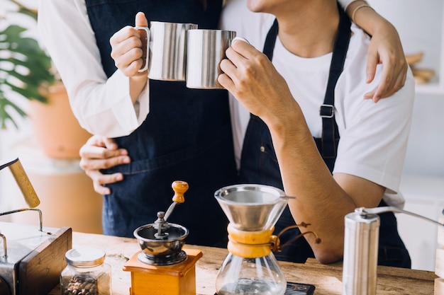 Un jeune couple heureux savoure et prépare un repas sain dans sa cuisine et lit des recettes sur son ordinateur portable