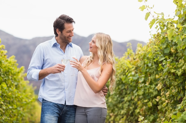 Jeune couple heureux souriant et portant un toast