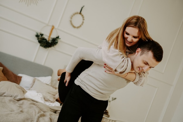 Jeune couple heureux, souriant et s'amuser