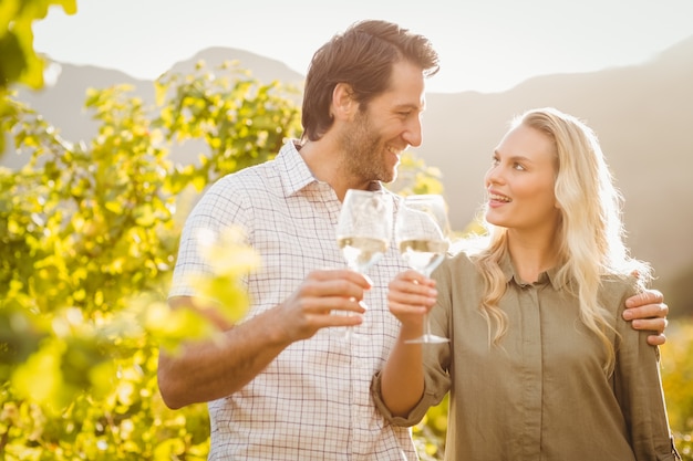 Jeune couple heureux tenant des verres de vin