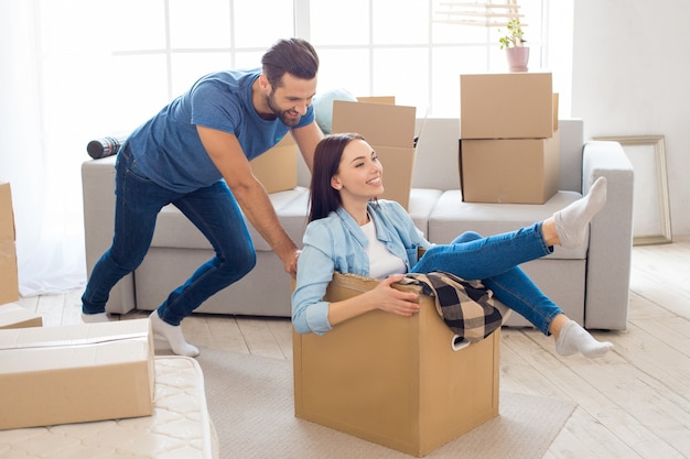 Jeune couple homme et femme déménageant ensemble dans un nouvel appartement