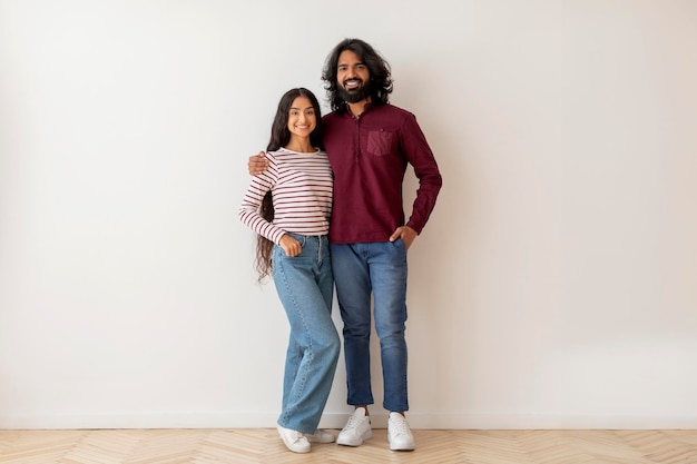 Un jeune couple indien heureux qui achète une nouvelle maison.