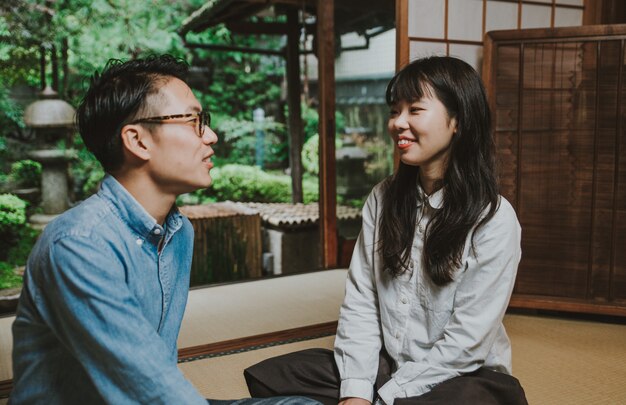 Jeune couple japonais, passer du temps dans leur maison