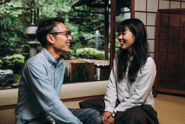 Jeune couple japonais, passer du temps dans leur maison