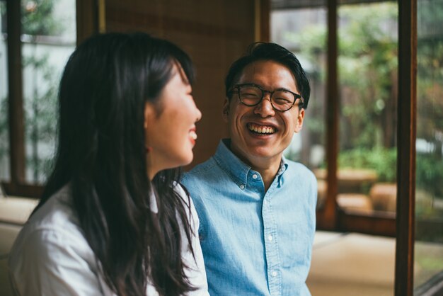 Jeune couple japonais, passer du temps dans leur maison