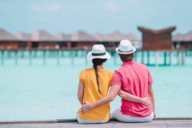 Jeune couple, sur, jetée plage, à, île tropicale, dans, lune de miel