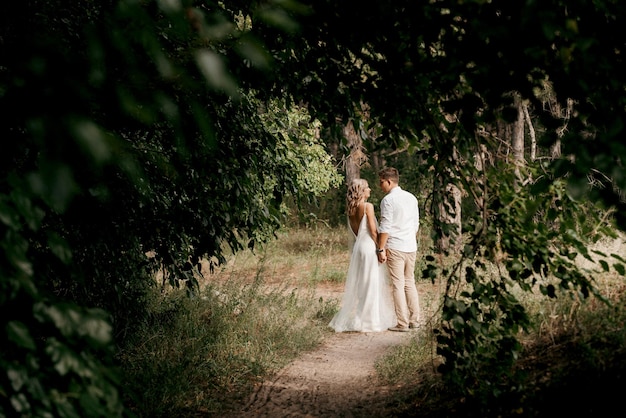 Jeune couple de jeunes mariés en promenade