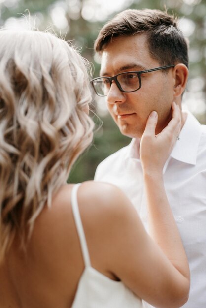 Jeune couple de jeunes mariés en promenade