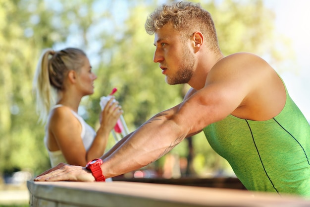 jeune couple, jogging, dans parc, en été