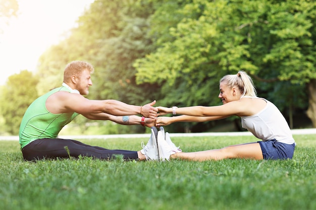 jeune couple, jogging, dans parc, en été