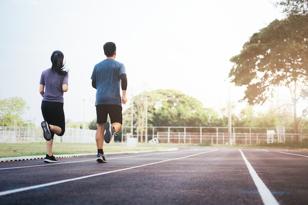 Jeune couple jogging d&#39;entraînement le matin