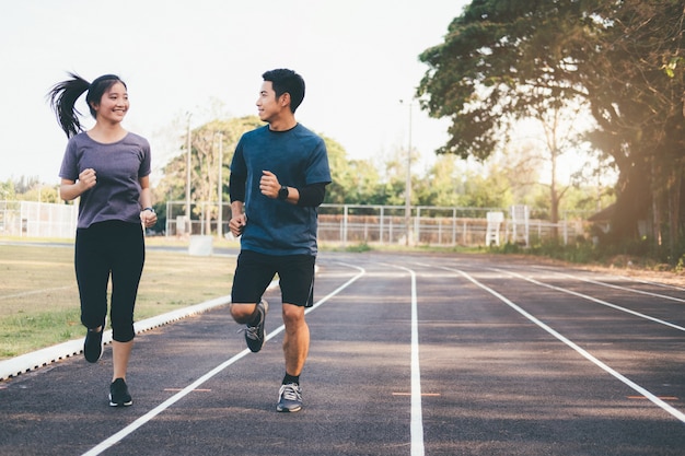 Jeune couple jogging d&#39;entraînement le matin