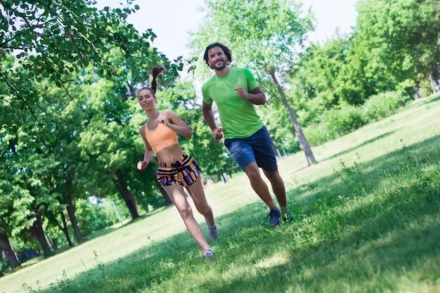 Jeune couple, jogging, à, les, environnement vert