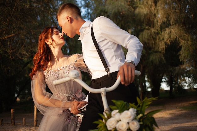 jeune couple le jour du mariage avec un vélo