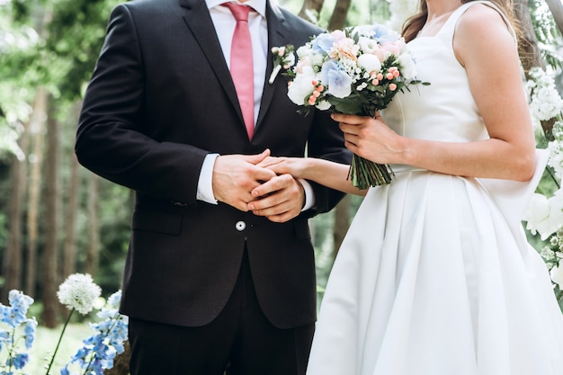 Jeune couple le jour de leur mariage