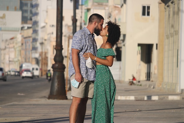 Jeune couple latin dans la ville de La Havane