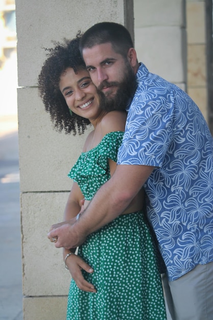 Jeune couple latin dans la ville de La Havane