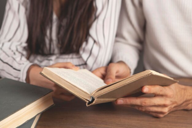 Jeune couple lisant un livre