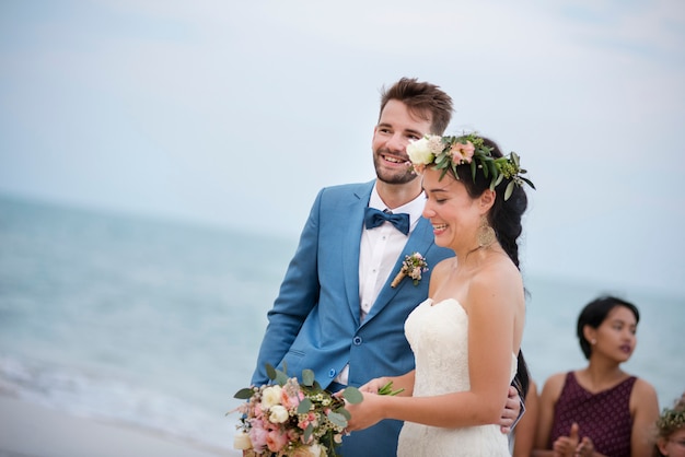 Jeune couple lors d&#39;une cérémonie de mariage à la plage