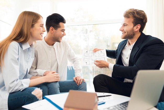 Jeune couple lors d'une réunion avec un agent immobilier.