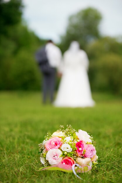 Jeune couple lors d'une séance de mariage