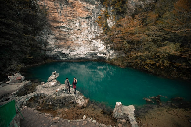 Jeune couple lors d'un voyage romantique à l'automne