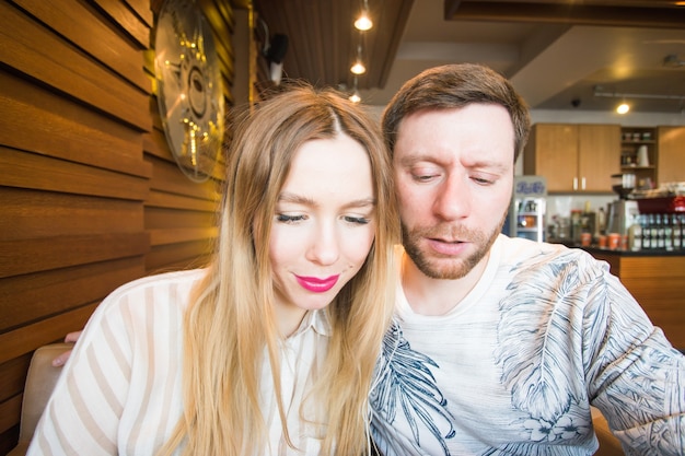 Jeune couple ludique drôle faisant la grimace.