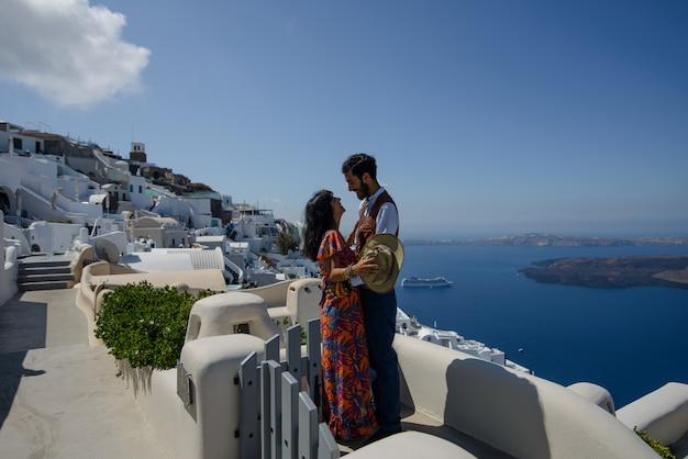 Jeune couple lune de miel sur l'île la plus romantique de Santorin, en Grèce. Coucher de soleil dans la ville d'Oia
