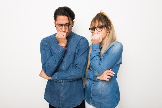 Jeune couple avec des lunettes ayant des doutes