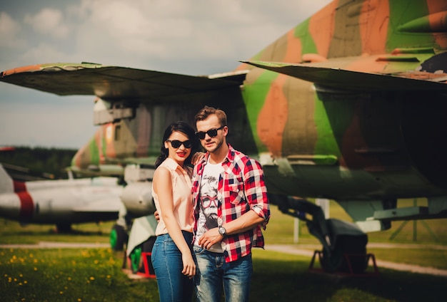 Jeune couple à lunettes de soleil près de l&#39;avion