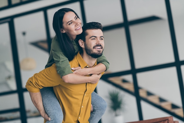 jeune couple à la maison