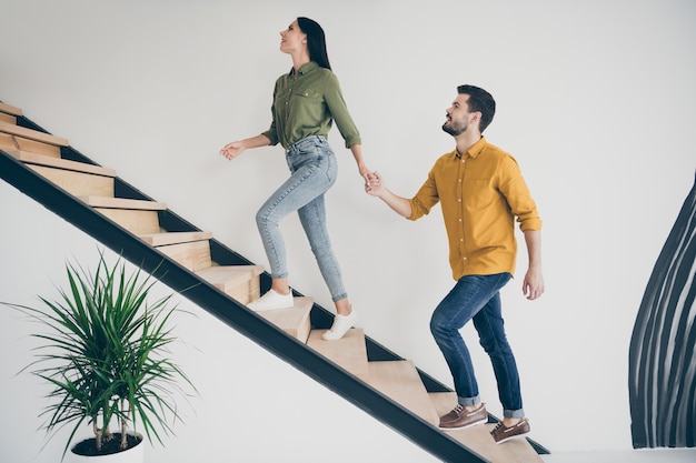 jeune couple à la maison