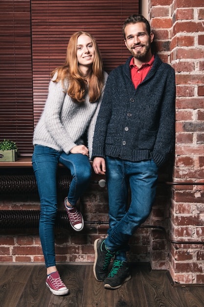 Jeune couple à la maison